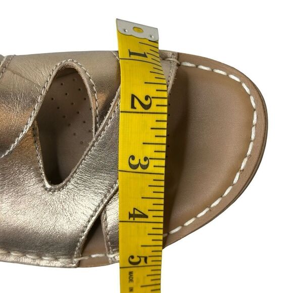CLARKS Artisan Tustin Spears Metallic Leather Comfy Strappy Sandals Size 8.5 - Picture 16 of 17